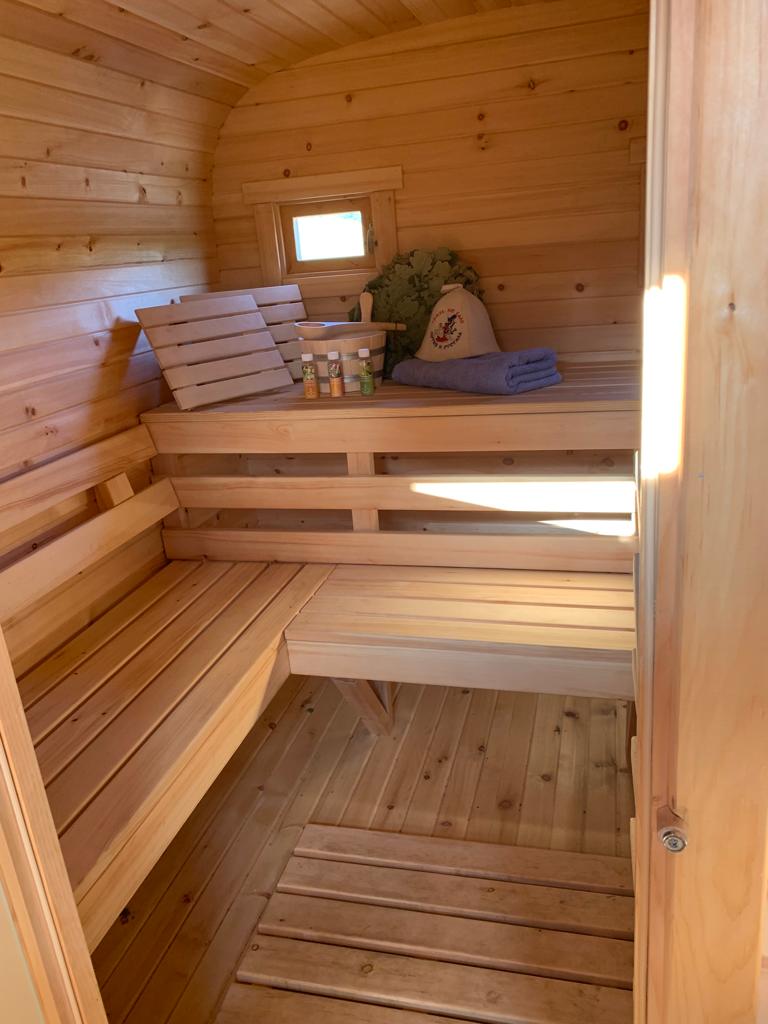Innenraum mit Sitzbänken und Handtuch