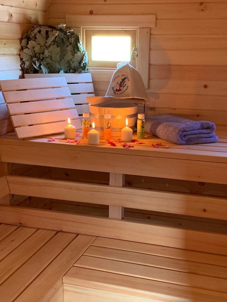 Innenraum mit brennendem Holzofen
