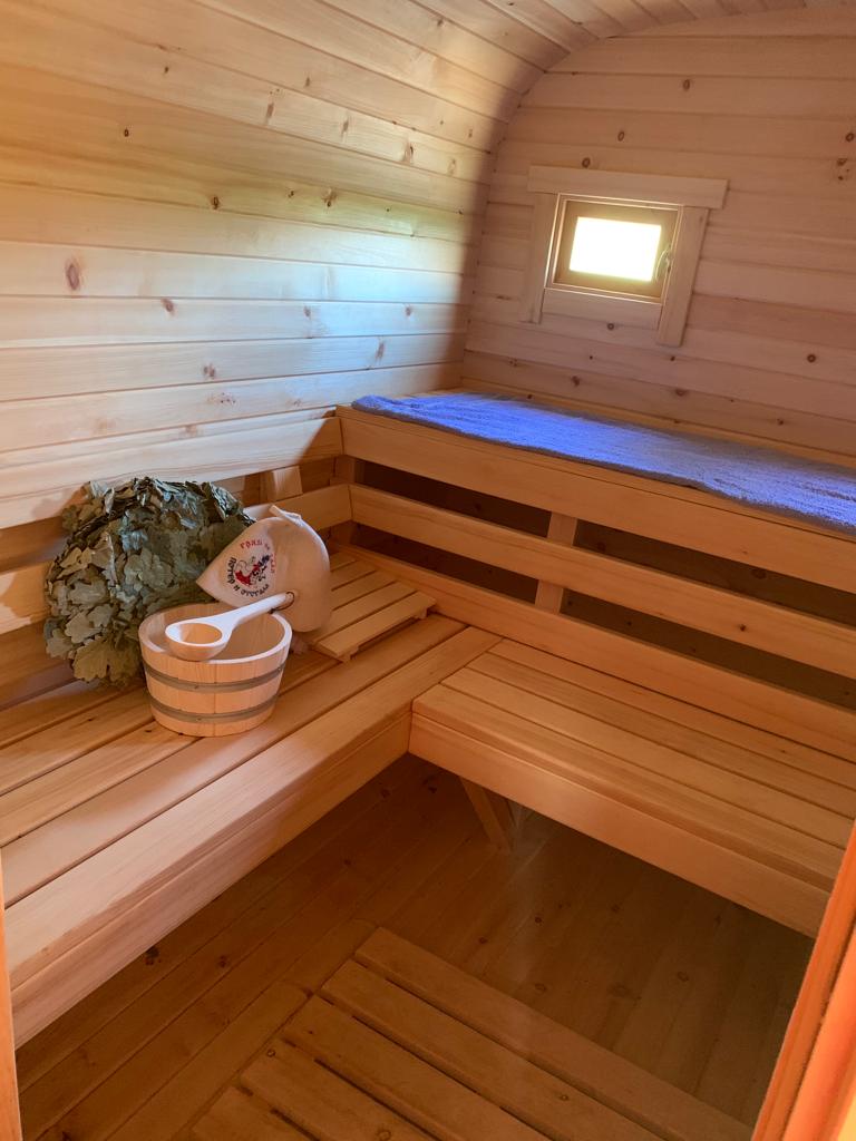Innenraum mit Aufgusszubehör und Saunahut
